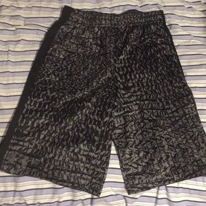 Under Armour Shorts (Size Youth Large)